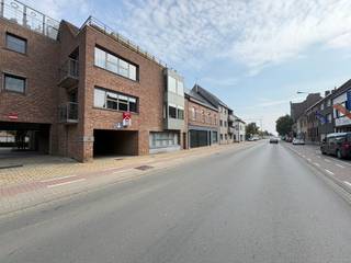 <strong>Geluwe - Zeer mooi appartement gelegen op de tweede verdieping met twee slaapkamers te koop.</strong><br /><br />Op zoek naar een comfortabel appartement op een rustige locatie? Ontdek dit mooie appartement op de tweede verdieping in Geluwe, met <strong>twee slaapkamers</strong>, een <strong>aangenaam terras </strong>en een <strong>praktische indeling</strong>.
<div>
<p><strong>Het appartement omvat:</strong></p>
<ul><li>Een inkomhal</li><li>Een volledig uitgeruste open keuken</li><li>Een ruime en lichtrijke woonkamer</li><li>Een zeer ruime berging met aansluiting voor wasmachine en droogkast</li><li>Een badkamer met douche en ingemaakte kast</li><li>Twee slaapkamers</li><li>Een gezellig terras</li><li>Een afzonderlijk toilet</li></ul>
<p><strong>Extra troeven</strong></p>
<p>Er is een gemeenschappelijke fietsenberging aanwezig.</p>
<p>Een garagebox is afzonderlijk te koop voor <strong>€ 25.000</strong>. Daarnaast is er ook een staanplaats beschikbaar voor <strong>€ 10.000</strong>.</p>
<p><strong>Een ideale woonst voor starters, koppels of wie op zoek is naar een comfortabel appartement met twee slaapkamers en alle nodige voorzieningen.</strong></p>
<p><strong>Interesse?</strong> Neem gerust contact met ons op voor meer informatie of een bezoek ter plaatse!</p>
</div>