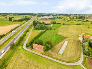 - Landelijke ligging met vlotte verbinding A19: Oude Hondstraat 18 Beselare<br />- Perceel van ca. 7.000 m²<br />- Charmante, karaktervolle woning, volledig te renoveren<br />- Asbestveilig<br />- EPC label F, UC: 3889221 <br />- Richtprijs: € 449.000