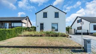 <p>Welkom op de Hoogstraat 136 in As.<br /><br />Bent u opzoek naar een volledige instapklare open bebouwing in As?<br />Bent u opzoek naar een perfect onderhouden woning met drie slaapkamers?<br />Dan is deze charmte woning zeker het ontdekken waard.<br /><br />Deze gerenoveerde woning werd doorheen de jaren gerenoveerd (2014 tot 2021) en verkeert vandaag in een perfect onderhouden en instapklare staat.<br /> </p>
<p>Met een bewoonbare oppervlakte van 149 m² beschikt de woning over een praktische en aangename indeling, met voldoende ruimte voor het hele gezin.<br />Buiten geniet u van de nodige privacy en geniet u van een volledig ingerichte tuin.<br /><br />Tegelijk bevinden lokale voorzieningen, scholen en belangrijke uitvalswegen zich op korte afstand.<br /><br />Benieuwd naar de videoreportage?<br />👉 https://player.vimeo.com/video/1222019415<br /><br /><u>Troeven:</u><br />✔ Aangename en centrale ligging in As<br />✔ EPC label C - geen renovatieverplichting<br />✔ Asbestveilig<br />✔ Ruime carport met plaats voor 2 wagens<br />✔ Zuid- Oostelijk georiënteerde tuin<br />✔ 2 badkamers<br />✔ 3 slaapkamers <br />✔ Airco aanwezig op verdiep<br />✔ Verwarming op aardgas (radiatoren)<br />✔ Gezellige leefruimte met parketvloer<br />✔ Perfect onderhouden en instapklaar<br /><br />Indeling: <br /><br />Kelderberging: 13 m²</p>
<ul>
<li>Kelderberging</li>
</ul>
<p>Gelijkvloers: 91 m²</p>
<ul>
<li>Inkomhal</li>
<li>Toilet</li>
<li>Keuken </li>
<li>Eetkamer</li>
<li>Woonkamer</li>
<li>Berging </li>
<li>Badkamer</li>
</ul>
<p>Verdieping 1: 58 m²</p>
<ul>
<li>Nachthal</li>
<li>Badkamer</li>
<li>3 slaapkamers</li>
</ul>
<p>Tuin:</p>
<ul>
<li>Terras</li>
<li>Carport (2 wagens)</li>
<li>Berging</li>
</ul>
Dankzij de praktische indeling, de aangename leefruimtes en de ruime buitenomgeving vormt deze woning een ideale thuis voor wie op zoek is naar comfort, ruimte en een rustige woonomgeving, zonder daarbij in te boeten aan bereikbaarheid.<br /><br />Documenten:<br />Het EPC-verslag, het asbestattest, de elektriciteitskeuring en het inplantingsplan kan u eenvoudig downloaden in bijlage.<br /><br />Interesse in een bezichtiging?<br />Bel ons via 089 391 555 of mail naar info@frerevastgoed.be.<br /><br />*Opmetingen van de binnenmaten zijn indicatief en kunnen licht afwijken.