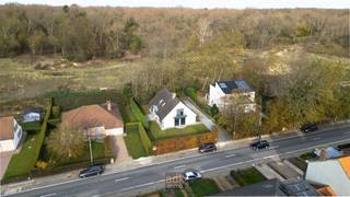 OPEN HOUSE – 20/12/2025 van 14u tot 16uRuime, lichtrijke villa met zonnige tuin – 908 m² grond – direct aan de duinenOp een absolute topligging,...