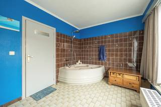 <p>Deze <strong>ruime en instapklare woning</strong> met <strong>3 à 4 slaapkamers</strong> is gelegen aan de rand van Turnhout en vormt zowel een <strong>uitstekende gezinswoning</strong> als een mooie<strong> investeringsopportuniteit</strong>. <strong>EPC:</strong> 220 kWh/m² (C-peil) – <strong>Elektriciteit conform</strong>.</p>
<strong>Ligging: </strong>Gelegen nabij het centrum van Turnhout op wandelafstand van tal van voorzieningen, oa. school, winkels, centrum Turnhout, openbaar vervoer... Tevens een vlotte verbinding met de ring van Turnhout.<br /><br /><strong>Indeling: -1 </strong>Kelder <strong>0 </strong>Inkomhal - Slaapkamer/bureau - leefruimte - keuken - koer - wasplaats <strong>+1 </strong>badkamer en slaapkamer 1 <strong>+2 </strong>slaapkamer 2 / slaapkamer 3<br /><br /><strong>Beschrijving: </strong>Deze goed onderhouden woning vormt een mooi opportuniteit voor wie opzoek is naar een zorgeloze investering of toekomstige woning.<br />De woning beschikt over 3 à 4 slaapkamers waarvan 3 zeer ruime. Mooie leefruimte met aansluitend de keuken die uitgeeft op een leuke koer, dewelke momenteel overdekt is. Achteraan gelegen is er nog de wasplaats/bijkeuken met voorziening van was- en droogkast en toilet.<br />Momenteel is de woning verhuurd aan € 1.400/maand wat resulteert in een aantrekkelijk rendement vanaf dag 1.<br /><br />Troeven<br />- 4 slaapkamers<br />- Goed onderhouden/instapklaar<br />- Elektriciteit = conform<br />- Mooi rendement<br /><br /><strong>Bijzondere informatieplicht in aanvraag</strong>