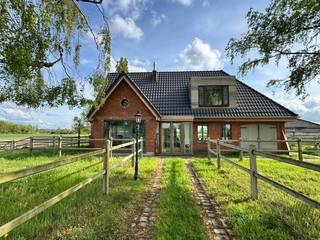 Unieke landelijke eigendom met 52,55 are grond en uitgebreide bijgebouwen – ideaal voor paardenliefhebbers<br /><br />Op een uitzonderlijk rustige en volledig afgelegen locatie in het groene Schoonaarde bevindt zich deze charmante eigendom op een perceel van maar liefst 52,55 are (5255m²). Hier geniet u elke dag van een prachtig open zicht over de omliggende velden en wordt u wakker in alle rust.<br /><br />De woning beschikt op het lichtrijke gelijkvloers over een keuken, een berging, een leefruimte, een veranda met zicht op de achtertuin en omliggende velden, een droge kelder en een slaapkamer. Op de eerste verdieping vindt u een ruime nachthal met open bureaugedeelte, een grote slaapkamer, een bijkomende kamer, evenals een badkamer en toilet.<br /><br />Buiten is deze eigendom een absolute troef voor wie ruimte en mogelijkheden zoekt. Met maar liefst 600 m² aan bijgebouwen biedt dit domein tal van functies: een stal, een garage met twee automatische poorten, een werkatelier, een ingerichte studio en een ruime overdekte carport geschikt voor vijf wagens.<br /><br />Het perceel is volledig ingericht voor paardenliefhebbers, met drie omheinde weides voorzien van schrikdraad, automatische drinkbakken en beregening, alles beheerd vanuit het bijgebouw.<br /><br />Daarnaast is het terrein mooi beplant met onder andere diverse leibomen, sierlijke wilgen en twee notelaars wat bijdraagt aan het unieke, landelijke karakter van deze eigendom.<br /><br />Ondanks de uiterst rustige en groene ligging geniet u hier van een uitstekende bereikbaarheid. De woning bevindt zich op tien minuten van het centrum van Dendermonde. Openbaar vervoer is vlot toegankelijk met een bushalte op slechts 300 meter en het station van Schoonaarde op ongeveer 1 kilometer. Bovendien bevinden zich meerdere grootwarenhuizen op slechts 2 kilometer afstand.<br /><br />Bent u op zoek naar rust, ruimte en een multifunctioneel domein in een groene omgeving, zonder in te boeten aan bereikbaarheid? Dan is dit een zeldzame kans!