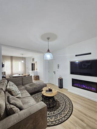 -VERKOCHT- Centraal gelegen starters appartement. Dit appartement is gelegen is een kleinschalig gebouw en nabij openbaar vervoer, winkels, scholen...