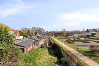 Deze ruime open bebouwing is volledig instapklaar maar kan een beetje opfrissing en/of liefde gebruiken. De oerdegelijke basis is een ideaal kader om op verder te werken. <br />De karaktervolle woning in cottage-stijl aan de Leuzesesteenweg in Ronse biedt een stevige basis, met mooie volumes en tal van mogelijkheden. Een kleine opfrissing creëert in deze woning een ideaal kader om op verder te bouwen. <br /><br />De woning is gelegen op een mooi perceel van 677 m² en beschikt over een bewoonbare oppervlakte van maar liefst 193 m². Daarnaast biedt het perceel ontzettend veel opbergruimte en tuinberging. Dankzij de ruime leefruimtes, de praktische indeling en de verschillende extra ruimtes kan deze woning, mits de nodige renovatiewerken, opnieuw uitgroeien tot een echte parel.<br /><br />Bij het binnenkomen hebben we een praktische bureauruimte met ingebouwde kasten. Van hieruit kom je in de ruime leefruimte met eetplaats, die aansluit op de uitgeruste keuken. <br />Op de eerste verdieping bevinden zich drie volwaardige ruime slaapkamers en een badkamer. Bovendien bieden de zolderverdieping en kelder heel wat extra opslagruimte.<br /><br />Buiten geniet je van een aangename, onderhoudsvriendelijke tuin met terras. Achteraan het perceel bevindt zich bovendien een aparte garage, ideaal voor het veilig stallen van jouw wagen of als extra opslagruimte.<br /><br />Interesse in deze woning?<br />Contacteer ons vandaag nog voor meer informatie of een bezoek ter plaatse via 0486 37 88 93 of laure@immomargaux.be. Wij begeleiden jou graag bij het ontdekken van de mogelijkheden van deze eigendom.