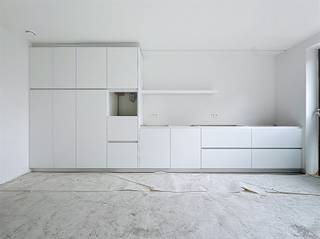 <p><span>Nieuwbouwproject gelegen centrum Maria-ter-Heide. </span></p><p><span> </span></p><p><span>Ontdek het ultieme woongenot in dit energiezuinige en moderne appartement, gelegen in het bruisende centrum van Maria ter Heide.<br /><br /></span></p><p><span>Dit gloednieuwe appartement biedt het beste van comfort en stijl, met een ruime leefruimte en een open op maat gemaakte 'CASCAN' keuken van voorzien van topapparatuur(Miele). </span></p><p><span>Dankzij de driedubbele beglazing geniet u van maximale rust. <br />Bovendien bevindt u zich middenin de dorpskern met alle nodige voorzieningen, zoals bakkers, slagers, supermarkten, openbaar vervoer en scholen. Met de nabijheid van de op- en afrit van de autostrade bent u ook perfect verbonden met de rest van het land.<br />De drie slaapkamers bieden voldoende ruimte voor rust en privacy, terwijl de badkamer een oase van ontspanning is. </span></p><p><span> </span></p><p><span>Grote troef aan dit appartement zijn de overdekte terrassen met verlichting, ideaal voor zelfs de regenachtige zomeravonden! Perfect gelegen om volop van de zon te genieten, waarvan één direct toegankelijk vanuit de woonkamer.</span></p><p><span> </span></p><p><span>Met een ruime privé berging en overdekte autostaanplaats gelegen achteraan het gebouw is aan alle praktische behoeften gedacht. <br /><br /></span></p><p><span>Het appartement is zeer energiezuinig en voorzien van zonnepanelen. </span></p><p><span>Dit appartement zal afgewerkt worden met verlichtingsarmaturen en raamdecoratie. </span></p><p><span> </span></p><p><span>VASTE KOSTEN : 120,- euro per maand (incl. verzekering, beheer gebouw, onderhoud algemene delen, elektriciteit en water algemene delen, ruimen septische putten, brandbeveiligingskosten) </span></p><p><span> </span></p><p><span>Mis deze unieke kans niet om te wonen in comfort en luxe op een toplocatie. Neem vandaag nog contact met ons op voor meer informatie!</span></p><p><span> </span></p>