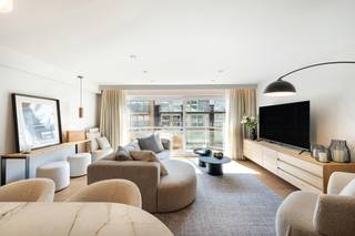<p><span>Ruim appartement met twee slaapkamers, gelegen op een centrale locatie aan de Parmentierlaan, vlak bij winkels, het centrum en op wandelafstand van de Zeedijk.</span></p>
<p><span>Het appartement beschikt over een ruime en lichtrijke leefruimte met toegang tot het terras aan de voorzijde. De keuken werd recent gerenoveerd en is praktisch ingericht. Verder is er een apart gastentoilet.</span></p>
<p><span>Aan de achterzijde bevinden zich twee ruime slaapkamers, beide met toegang tot een tweede terras. Het appartement beschikt daarnaast over twee badkamers.</span></p>
<p><span>Een aangenaam appartement met een praktische indeling en een uitstekende ligging in Knokke. Private kelder inbegrepen. </span></p>