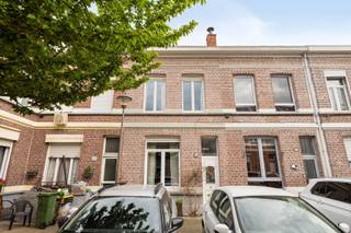 Deze charmante rijwoning biedt een gezellige thuis met een warme uitstraling en praktische indeling. Gelegen in een rustige, doodlopende...