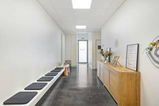 Op zoek naar bedrijfsvastgoed te koop in Kuurne? Dit praktisch ingedeelde pand van ca. 88 m² in de Twaalfde-Liniestraat is een interessante kans voor ondernemers, vrije beroepen of investeerders die een goed gelegen commerciële ruimte willen kopen in Kuurne.<br /><br />Dankzij de grote raampartijen geniet het pand van een aangename lichtinval en een professionele uitstraling.<br /><br />De indeling met verschillende aparte ruimtes maakt dit pand geschikt voor uiteenlopende professionele activiteiten. <br /><br />Indeling:<br />- Inkom met wachtruimte<br />- 4 aparte ruimtes<br />- Kitchenette<br />- Parkeerplaats<br /><br />Bent u op zoek naar bedrijfsvastgoed bestaande uit een kantoor te koop in Kuurne? Aarzel dan niet om ons te contacteren op het nummer 056 21 11 11.<br /><br />Bestuursmaatregelen in het maatregelenregister: nee