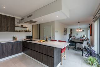 Exclusief penthouse met 70 m² terras op toplocatie!<br /><br />Dit exclusieve penthouse uit 2021 combineert ongeëvenaard comfort met pure luxe en stijl. Gelegen in een kleinschalig project van 5 appartementen, geniet u hier van alle rust en privacy op wandel- en fietsafstand van de gezellige markt, winkels en het openbaar vervoer. <br /><br />Met een royale oppervlakte van 133 m² beslaat dit appartement de volledige tweede verdieping, bereikbaar via de lift of trap. Bij binnenkomst valt meteen de lichtovergoten leefruimte op. Dankzij de grote raampartijen geniet u hier van een overvloed aan natuurlijk licht en heeft u direct toegang tot de twee riante terrassen van elk 35 m². Of u nu een zonneklopper bent of liever de schaduw opzoekt onder de zonneluifel, hier geniet u op elk moment van de dag. Screens en airconditioning zorgen bovendien altijd voor het perfecte binnenklimaat.<br /><br />De open, luxueuze keuken is voorzien van alle hedendaagse kwaliteitstoestellen. Bovendien is het volledige appartement voorzien van stijlvolle ingemaakte kasten. Dit penthouse beschikt over twee ruime slaapkamers, waarvan de masterbedroom is uitgerust met een eigen dressing en badkamer met prachtige inloopdouche en toilet. Een derde slaapkamer is perfect mogelijk en is momenteel ingericht als polyvalente hobbyruimte. Daarnaast is er een apart gastentoilet en een tweede badkamer met inloopdouche en ruimte voor wasmachine en droogkast. Ook aan praktische ruimte is gedacht: een handige berging herbergt de technieken (ventilatiesysteem en energiezuinige warmtepomp). <br /><br />Tot slot beschikt u over een eigen carport, een extra autostaanplaats en een royale ingerichte kelderberging van maar liefst 18 m², aangevuld met een gemeenschappelijke fietsberging achteraan.<br />Kortom: een unieke kans op high-end wonen! <br /><br />Interesse? Voor meer informatie of een bezoek kunt u contact opnemen via info@immovl.be of 014 58 02 08.