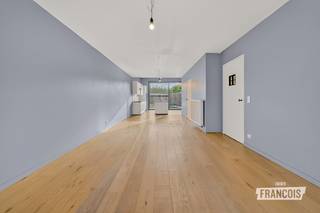Op zoek naar een instapklare woning met ruimte, licht en comfort? Deze verzorgde woning, gelegen in de Karabinierstraat te Westrozebeke, combineert een aangename leefruimte met een praktische indeling en drie slaapkamers.<br /><br />Bij het binnenkomen wordt u verwelkomd in een ruime leefruimte met open keuken, uitgerust met alle nodige comfort. Dankzij de grote raampartijen aan de achterzijde geniet de leefruimte van een overvloed aan natuurlijk licht en heeft u bovendien een mooi zicht op de tuin.<br /><br />Op de eerste verdieping bevindt zich een ruime slaapkamer, een grote badkamer en een handige berging.<br /><br />De tweede verdieping biedt nog twee volwaardige slaapkamers en geeft bovendien toegang tot de zolderruimte, die extra opbergruimte biedt.<br /><br />Als extra troef bestaat er de mogelijkheid om een garage aan te kopen voor € 22.500.<br /><br />Een ideale woning voor wie op zoek is naar een instapklare en comfortabele thuis met een praktische indeling, veel lichtinval en drie slaapkamers.<br /><br />