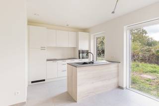 Maak kennis met project “Beversluis” in Rotselaar en ontdek deze moderne en duurzame nieuwbouwwoningen, rustig gelegen in een groene en aangename omgeving. <br />Het project omvat in totaal 18 gezinswoningen, aangevuld met een parking en een overdekte fietsenstalling. Binnen dit aanbod stellen wij nu 6 woningen voor die volledig instapklaar worden opgeleverd.<br /><br />Elke woning wordt volledig afgewerkt opgeleverd, zodat je zonder zorgen kunt verhuizen. De afwerking omvat onder meer gelakte binnendeuren voor een stijlvolle en duurzame uitstraling, professioneel uitgevoerde schilderwerken, tot in de puntjes verzorgd, en een aangelegde tuin en terras, zodat je meteen kunt genieten van je buitenruimte. <br />Dankzij deze complete afwerking hoef je geen extra werken meer te plannen of budget te voorzien. Je kiest voor comfort, kwaliteit en gebruiksklaar wonen vanaf dag één.<br />De woningen beschikken over drie slaapkamers, lichte leefruimtes en een mooie tuin, wat ze bijzonder geschikt maakt voor gezinnen of wie op zoek is naar rust en ruimte. <br /><br />De centrale ligging, dicht bij belangrijke verbindingswegen, scholen en winkels, maakt dit project extra aantrekkelijk.<br /><br />Daarnaast is er veel aandacht besteed aan energiezuinig wonen. Elke woning is uitgerust met vloerverwarming op gas, een ventilatiesysteem en zonnepanelen. Dit resulteert in een laag energiepeil en een optimaal wooncomfort, met een lagere energiefactuur als extra voordeel.<br /><br />Plan eenvoudig een bezoek via de website van Malines-Group en ontdek jouw toekomstige thuis in project Beversluis.