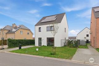 <p><span>ENERGIEZUINIGE OPEN BEBOUWING MET 3 SLKS</span></p><p><span> </span></p><p><span>In het rustige &amp; groene Munsterbilzen, deelgemeente van de stad Bilzen-Hoeselt treffen wij de verkaveling “Munstergaarde” aan. Wij bevinden ons op enkele minuten van het centrum van Bilzen waardoor lokale handelaars, supermarkten, scholen, … snel bereikbaar zijn. Leuk detail is de nabijheid van verschillende verbindingswegen waardoor deze woning ideaal is voor wie belang hecht aan vlotte verplaatsingen naar omliggende steden en gemeenten. </span></p><p><span> </span></p><p><span>Wij betreden de woning via de voordeur die ons toegang geeft tot de inkomhal. Hier treffen wij een gastentoilet met handspoelbakje aan. Via de inkomhal begeven wij ons naar de leefruimte met een volledig uitgeruste en open keuken die via het schuifraam toegang geeft tot het terras en de tuin. Ideaal is de berging gelegen naast de keuken. Deze doet enerzijds dienst als voorraadkamer en anderzijds als wasruimte. </span></p><p><span> </span></p><p><span>Nadat wij de benedenverdieping hebben ontdekt begeven wij ons via de trap in de leefruimte naar de eerste verdieping. Toegekomen op de nachthal krijgen wij toegang tot maar liefst drie slaapkamers waarvan één met toegang tot de bergzolder via het zolderluik. Als laatste ontdekken wij de volledig uitgeruste badkamer met een douche, een lavabomeubel en een tweede apart toilet. </span></p><p><span> </span></p><p><span>Troeven:<br />- Energiezuinige woning<br />- Onderhoudsvriendelijke tuin met terras<br />- Parkeergelegenheid aan de woning<br />- Aanwezigheid van nieuwste technieken zoals zonnepanelen, regenwaterrecuperatie, …</span></p><p><span> </span></p><p><span>KORT SAMENGEVAT</span><span>:</span></p><p><span>Vraagprijs: € 427.000,00</span></p><p><span>Verkoop onder registratierechten (2% of 12%)</span></p><p><span> </span></p><p><span>Op dit moment is deze woning verhuurd, ideaal als  investering of voor eigen bewoning.</span></p><p><span> </span></p><p><span>Nieuwsgierig om deze knappe woning te ontdekken? Vraag dan snel een bezoek aan via info@canius.be of contacteer één van onze medewerkers op het nummer 011 74 12 36 om samen deze woning te ontdekken.  </span></p><p><span> </span></p><p><span>De vermelde oppervlaktes zijn slechts een indicatie. Canius Real Estate kan niet verantwoordelijk gesteld worden voor de juistheid van de door zijn verstrekte gegevens.</span></p><p><span> </span></p>