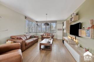 Prachtig ruim (174m2) appartement te koop in Lommel.Luxe afwerking! * Lichtrijke leefruimte met parketvloer en toegang tot groot (45m2) zuidelijke...