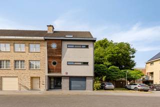 Deze prachtige driegevelwoning (2003) is zeer centraal gelegen vlakbij het Te Boelaer Park en bestaat uit: inkomhal met maatkast en apart toilet, inpandige garage met automatische sectionaal poort, wasplaats, bureau, aangelegd terras en zeer mooi aangelegde tuin met rustiek tuinhuis. Met een moderne open trap vindt u op de eerste verdieping een fraaie leefruimte met open geïnstalleerde keuken met groot kookeiland en een zuidwest gelegen terras. Hogerop bevindt zich een grote slaapkamer met aansluitend dressing, zitruimte/ontspanningsplek en een volledig vernieuwde badkamer. Op de bovenste verdieping zijn er nog 2 slaapkamers en een apart toilet. De woning is voorzien van een alarminstallatie en zonnepanelen.