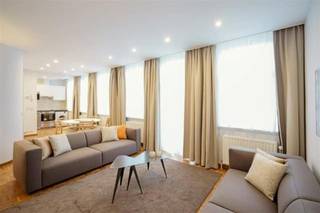 Prachtig DUPLEX-appartement met 2 slaapkamers en terras – Rue Souveraine 28 in 1050 Elsene.<br />Ontdek deze ware oase van rust, ideaal gelegen in een van de meest gewilde en dynamische wijken van Elsene, op een steenworp afstand van het Fernand Cocq-plein, de Louizalaan en het Bonifatiusplein. Dit unieke appartement, gelegen in een luxe gebouw, biedt u het absolute voorrecht van rust en privacy, terwijl u toch in de directe omgeving van winkels, trendy restaurants en het openbaar vervoer verblijft. Het appartement is als volgt ingedeeld: 1e verdieping: Entreehal met garderobe en gastentoilet, een mooie, volledig uitgeruste keuken en een ruime, lichte en gezellige woonkamer. Op de bovenverdieping bevinden zich de twee slaapkamers, elk met een eigen badkamer, evenals een aangenaam privéterras van ± 6 m² op het zuiden.<br />Praktische informatie:<br />Beschikbaarheid: bij ondertekening van de akte // Elektriciteit conform // EPC: C- (137 kWh/m²/jaar en 34 kg/m²/jaar) // Prijs: 490.000 €.<br />Parkeerplaats mogelijk voor 25.000 € (optioneel). Het meubilair maakt eveneens deel uit van de verkoop voor een prijs van 8.500 €.<br />De basiskosten voor de akte en de landmeter zijn voor rekening van de koper (+/- 800 € excl. btw).<br />Info & bezichtigingen: 02 /767 67 88 info-gestea@trevi.be