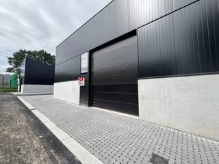 Unité PME récemment construite d'environ 144 m² à louer dans le projet Zeus situé le long de la Gauwelstraat à Zwevegem. Commodités : - Espace de stationnement- Lucarne- Sol en béton ciré- Portail sectionnel (env. 4,5 m x 4 m)- Porte d'entrée séparéeLieu :Situé le long de la Gauwelstraat et à seulement 10 km de l'E17 (sortie Kortrijk-Oost)Vous recherchez un bien immobilier commercial composé d'un entrepôt à louer dans la région de Zwevegem ? N'hésitez pas à nous contacter au 056 21 11 11.
