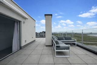 Zelden komt een eigendom als dit op de markt. Dit exclusieve hoekpenthouse op de negende verdieping, gelegen op een absolute toplocatie aan de zeedijk van Heist , geniet van een adembenemend panoramisch uitzicht over de Noordzee. Dankzij de unieke ligging combineert dit appartement een frontaal zeezicht met een prachtig uitzicht op het natuurgebied, wat zorgt voor een ongeëvenaard gevoel van rust, ruimte en privacy.<br /><br />Met een royaal hoekterras van ca. 60 m² is dit een buitenkans voor wie droomt van een tweede verblijf aan zee of op zoek is naar een investering met een sterk potentieel voor vakantieverhuur. Penthouses komen slechts zelden te koop, en al zeker niet op deze uitzonderlijke hoekligging aan één van de meest gegeerde stukken van de zeedijk. Dankzij de ideale oriëntatie geniet U de volledige dag van de zon. Twee zonneluifels zorgen voor aangename schaduw wanneer gewenst en een praktische buitenberging biedt plaats voor onder meer de kussens van uw loungeset.<br /><br />Ook op technisch vlak werd aan alles gedacht. Het appartement werd uitstekend geïsoleerd met 15 cm muurisolatie en 10 cm dakisolatie, wat resulteert in een energiezuinig en comfortabel geheel. Daarnaast zorgt een lucht/lucht-warmtepomp voor zowel verwarming als koeling, zodat U het hele jaar door geniet van een aangenaam binnenklimaat.<br /><br />De indeling is praktisch en doordacht. De lichtrijke leefruimte beschikt over een gezellige zithoek en een stijlvolle ingemaakte kast met geïntegreerde tv-aansluitingen, die tegelijk heel wat extra bergruimte biedt. De aansluitende eethoek vormt de perfecte plaats om in alle rust te genieten van het fenomenale uitzicht. De compacte open keuken is volledig uitgerust met alle nodige toestellen, waaronder een vaatwasser en een combioven. Verder beschikt het appartement over een badkamer met douche, wastafel en toilet.<br /><br />De ligging is zonder meer uitstekend. In de onmiddellijke omgeving vindt U tal van gezellige en culinaire restaurants, een supermarkt, openbaar vervoer en de randparking ter hoogte van Zeebrugge. Alles ligt binnen handbereik, terwijl U toch geniet van de rust en de unieke charme van de zeedijk.<br /><br />Dit penthouse is de ideale pied-à-terre aan zee, maar leent zich eveneens perfect als investering voor vakantieverhuur dankzij de uitzonderlijke ligging, het unieke karakter en de schaarste van dergelijke eigendommen.<br /><br />Bent U op zoek naar een zeldzaam penthouse op een absolute toplocatie in Knokke-Heist? Contacteer ons vandaag nog voor een bezoek en laat U verrassen door dit unieke aanbod.