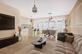 Dit instapklare appartement is gelegen aan de Kreglingerstraat 39 in Deurne, in een kleinschalig gebouw en op een gunstige locatie nabij winkels, belangrijke invalswegen en het openbaar vervoer.<br /><br />Via de centrale inkomhal betreedt u het appartement. Hier bevinden zich een apart gastentoilet en een praktische berging met aansluitingen voor wasmachine en droogkast.<br />Vervolgens komt u in de lichtrijke leefruimte met open keuken. De keuken is volledig uitgerust met een combi-oven, koelkast met vriesvak, vaatwasser, inductiekookplaat, dampkap en spoelbak met verlek.<br /><br />Het appartement beschikt verder over drie slaapkamers (waarvan 1 kleinere) en een gezellig, overdekt terras waar u het hele jaar door van de buitenruimte kunt genieten.<br />De badkamer is modern ingericht en voorzien van een inloopdouche met regendouche, een lavabo met meubel, een spiegel met verlichting en een handdoekradiator.<br /><br />Momenteel is het appartement verhuurd<br /><br />Troeven<br />+ Kleinschalig gebouw, lage algemene onkosten<br />+ 3 slaapkamers (1 kleinere)<br />+ Gezellig overdekt terras<br />+ Lichtrijke leefruimte met open keuken<br />+ Nabij winkels, openbaar vervoer en belangrijke invalswegen<br />+ Instapklaar<br /><br />Heeft u interesse in dit leuke appartement? Neem dan contact op met VB Vastgoed via 03 337 50 70 of info@vbvastgoed.be voor meer informatie of een bezichtiging.