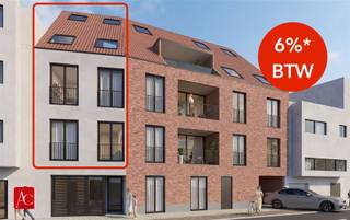 <p>Ontdek deze ruime <strong>triplex-woning</strong> binnen een kwalitatief nieuwbouwproject ‘Stationshof’ in Sint-Gillis-Waas — een unieke combinatie van ruimte en <strong>hoogstaand wooncomfort</strong>.</p><p>Deze exclusieve triplex biedt een uitzonderlijke woonbeleving, verdeeld over drie doordachte woonlagen die elk inspelen op licht, ruimte en functionaliteit.</p><ul><li><p>Eerste verdieping: een open en lichtrijke leefruimte met zithoek en keuken, aangevuld met een ruim terras.</p></li><li><p>Tweede verdieping: een royale master bedroom met ensuite dressing en badkamer, ontworpen als een comfortabele privéverdieping.</p></li><li><p>Derde verdieping: twee volwaardige slaapkamers en een tweede badkamer, ideaal voor gezin, gasten of in te richten als thuiskantoor.</p></li></ul><p> </p><p>Het project wordt toekomstgericht gebouwd, met oog voor hedendaagse architectuur, energie-efficiëntie en flexibiliteit in gebruik. </p><p>De centrale ligging in Sint-Gillis-Waas garandeert vlotte bereikbaarheid en de nabijheid van natuur voor een ontspannende weekendwandeling.</p><p>Een <strong>slimme investering</strong> voor wie voor wie op zoek is naar een eigentijdse woning, zonder tuinonderhoud.</p><p>Een parkeerplaats kan aangekocht worden tegen een meerprijs van 25.000 EUR.</p>