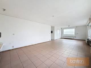 Op een uitzonderlijk rustige locatie, pal aan de Leie, bevindt zich deze woning. Een ideale plek voor wie houdt van rust en natuur. <br /><br />De woning beschikt over een inkomhal, leefruimte, keuken, bergplaats en tuin op het gelijkvloers.<br /><br />Op de tussenverdieping bevindt zich de badkamer. De trap leidt verder naar de eerste verdieping waar drie ruime slaapkamers en een afzonderlijk toilet aanwezig zijn. Bovendien beschikt de woning over een kelder, ideaal voor extra opslagruimte.