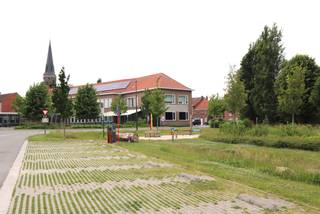 Deze charmante woning is gelegen in een rustige, autoluwe woonwijk in een deelgemeente van Zwevegem. Een bijzonder kindvriendelijke omgeving,...