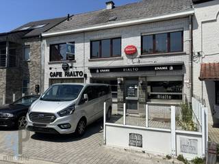 Dit ruim pand beschikt naast de gelagzaal over een inpandige garage met doorrit naar de binnenkoer. De achterbouw herbergt nog tal van bergingen alsook een zaaltje. Indeling 1<sup>e</sup> verdiep : leefruimte met keuken, twee slaapkamers en badkamer met douche, toilet en ligbad. Op zolder is een berging waar nog een derde kamer kan worden van gemaakt. Troeven : gunstige EPC score, parking voor de deur. Voor meer inlichtingen of een bezoek, contacteer Veronique 0483/676579