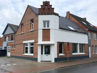 Volledig gerenoveerd handelspand geschikt voor verschillende doeleinden (horeca, kapper, winkel, kantoor, enz...) op een hoek, met kelder, vlakbij het station van Wildert (Essen) in de winkelstraat : St Jansstraat. Langs de straatkant zijn er voldoende raampartijen. Er kan ook eenvoudig reclame op de muur boven de ramen worden aangebracht. Er zijn 2 ruimtes met vloerverwarming en een toiletblok. Bovendien is er aan de zijkant een aparte ingang met grote berging. Alles is vernieuwd. Zoek jij een mooie locatie voor jouw zaak ? Bel dan naar 0475755420.