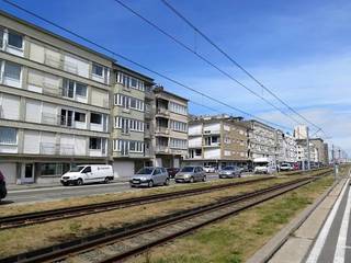 Dit knus appartement van 56 m2 bestaat uit een inkom, woonkamer met open keuken en enig zicht op de Wellington Golf, separaat toilet, badkamer met instapdouche en lavabo, slaapkamer met terras (berging) + privatieve kelder.<br />Lift in het gebouw. Momenteel is het pand verhuurd aan cortrecte en nette huurder.<br />Maandelijkse huurprijs: 650 EUR + provisie 50 EUR + 100 EUR provisie water en verwarming.<br />Topper! Epc score van 121 kwh/m wat betekent dat dit een héél energiezuinig appartement is door plaatsing nieuw verwarmingssysteem in deze residentie. (condenserende ketel)