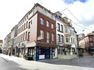 Dit woon-en handelshuis is gelegen in de uitgaansbuurt op één van de commercieel beste locaties in Oostende en biedt tal van mogelijkheden. Stedenbouwkundig gekend als woning maar actueel ingedeeld in een handelsgelijksvloers en 3 studio's. Conformiteitsattest voor het eerste en tweede verdiep. Het gebouw heeft EPC label E en is onderhevig aan de renovatieplicht, het pand is asbestveilig ( 3 individuele asbestattesten + gemene delen). Voor alle info en bezoek bel Nikolaas op 0496 68 84 67 of via info@ensor.immo