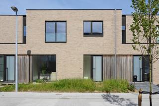 Deze woning wordt gebouwd in het vernieuwend woonproject ‘Roobaertpark’, een rustige buurt die vernieuwend groen, open en verkeersarm is ingericht aan de rand van het stad. De woning is aangesloten op het stadswarmtenet, waardoor je niet meer afhankelijk bent van fossiele brandstoffen zoals aardgas!<br />Deze woning staat ruwbouw-winddicht momenteel en kan tamelijk <strong>snel instapklaar gemaakt worden met eigen materiaalkeuzes.</strong> De foto's zijn van een gelijkaardige woning in het project ter inspiratie. <br />Lot 25 is een gesloten bebouwing op een grondoppervlakte van 232 m² en wordt achteraan ontsloten door een tuinpad. De tuinomheining met poortje is inbegrepen, net als je eigen parkeerplaats.  GELIJKVLOERS: inkom, wc,  ruime en brede living, open keuken met eiland, ruime berging, ruime fietsenberging. EERSTE VERDIEPING:  3 ruime slaapkamers, 1 kinderkamer, ingerichte badkamer met inloopdouche en dubbele lavabo, aparte wc, stapelzolder. Leuke grote tuin. Doodlopende straat met groenzone, kindvriendelijke omgeving. Deze woning wordt aangeboden met ingerichte badkamer, bevloering, zonnepanelen en  vloerverwarming. <br /><br />Prijs excl. btw en kosten. Voor meer info bel 09 280 60 60 of mail naar info@durabrik.be<br />Download de brochure op https://durabrik.immo/roeselare-honzebroekstraat |<br />Bezoek onze kijkwoning ter plaatse. Een afspraak maken kan via https://www.durabrik.be/nl/kijkwoningen/roeselare-honzebroekstraat<br /><br />* Afbeeldingen en oppervlaktes zijn indicatief.