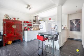 Ontdek dit prachtige dakappartement in het hart van Antwerpen, een unieke kans om te wonen in een stijlvolle en comfortabele ruimte. Met drie...