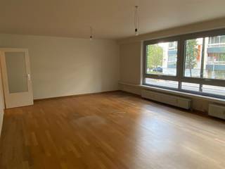 Prachtig kwalitatief recent gerenoveerd appartement met 2 slaapkamers op een toplocatie in de Europese Wijk. Renovatiejaar 2020. Inkomhal...