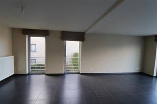 Indeling:1ste verdieping: Inkomhal, toiletruimte met handenwasser, badkamer voorzien van dubbel badkamermeubel, ligbad, douche en toilet, 2...