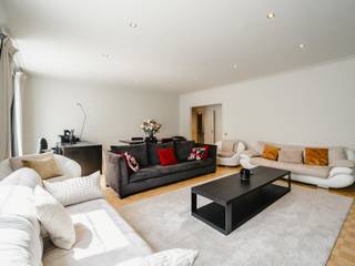 In the immediate vicinity of the Bois de la Cambre, within a private and secure enclosure, discover this elegant furnished flat of ± 152 m² (according to PEB), located on the first floor of the Vendôme residence. A true haven of tranquillity in the heart of the city.<br /><br />The flat opens onto a spacious entrance hall with cloakroom and guest toilet. The fully equipped kitchen enjoys a pleasant view of the green spaces. Adjacent to this, the dining room and bright living room open onto a balcony. The sleeping area consists of two bedrooms, each with built-in wardrobes and its own private bathroom. The luxury residence also offers exclusive access to a gym reserved for residents.<br /><br />Other advantages: PEB D-, optional underground parking space (€50,000), laundry room and private cellar, concierge and enhanced security, gym reserved for residents.<br /><br />Le Square du Bois enjoys an exceptional location on the edge of the Bois de la Cambre, in a quiet and unspoilt environment. Avenue Louise, with its shops and amenities, is in the immediate vicinity, as is public transport, offering quick and easy access to the city centre.<br /><br />For further information, please contact Salomé Philippart on +32 (0) 472 62 83 17.