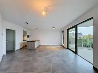 Dit lichtrijke appartement met zicht op het water (nieuwbouw 2023) aan het Robert Vekemansplein in Boom combineert comfortabel wonen met een uitstekende ligging. Dankzij de grote raampartijen geniet de ruime woonkamer de hele dag door van een aangename, natuurlijke lichtinval.<br /><br />Indeling:<br />- Inkomhal<br />- Woonkamer met open keuken (voorzien van alle comfort)<br />- Terras (9,2 m²) Zuidoriëntatie<br />- Berging met aansluiting wasmachine en droogkast<br />- Apart toilet<br />- Badkamer met inloopdouche en dubbele lavabo<br />- Slaapkamer 1 (11 m²)<br />- Slaapkamer 2 (8 m²)<br /><br />Extra troeven:<br />- Energiezuinig appartement (BEN), met vloerverwarming op aardgas en waterstof<br />- 4 private zonnepanelen<br />- Ondergrondse autostaanplaats <br />- Privatieve Kelderberging<br />- Lift<br />- Gemeenschappelijke fietsenstalling <br />- Bringme Box<br /><br /><br />Locatie: Dit appartement staat te huur in Boom en is gelegen in het project Brig aan de Rupeldijk. Het centrum van Boom bevindt zich op wandelafstand alsook het recreatiedomein De Schorre. Ook is er een Jumbo op wandelafstand.<br />Via de A12 en E19 heeft u bovendien een vlotte verbinding met Antwerpen, Brussel en Mechelen.<br /><br />De maandelijkse vaste kosten bedragen 100 euro per maand voor de kosten van de gemene delen en het gasverbruik voor de privatieve verwarming.<br /><br />Bent u geïnteresseerd in dit appartement te huur in Boom?<br />Aarzel dan niet om een bezoekaanvraag in te dienen via onze website via de daar voorziene rode balk.<br /><br />Wenst u uw eigendom ook te koop of te huur te stellen? We helpen u graag verder. Steeds tot uw dienst om u verder te helpen met al uw vragen over vastgoed.