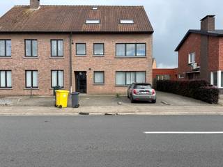 Gelijkvloers appartement met 2 slaapkamers, berging en 2 autostaanplaatsen.Het appartement beschikt over een ruime en lichtrijke woonkamer met open...