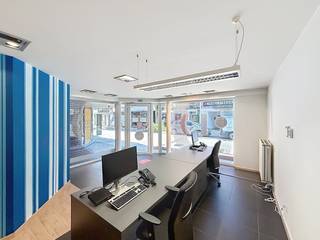Bent u op zoek naar het ideale commerciële vastgoed om te huren in de regio Schoten? Deze gelijkvloerse kantoorruimte te huur bevindt zich op een absolute toppositie in de bruisende Paalstraat, de meest bekende winkelstraat van de gemeente. Dankzij de centrale ligging profiteert uw onderneming van continue passage en een uitstekende visibiliteit. Wie beslist een kantoor of praktijkruimte te huren in het hart van Schoten, kiest voor een dynamische werkomgeving waar alle voorzieningen en openbaar vervoer zich op wandelafstand bevinden.<br /><br />Met een totale oppervlakte van 84 vierkante meter is deze eigendom uiterst praktisch en flexibel ingedeeld:<br /><br />- Bureauruimte: Een ruime en lichtrijke ontvangst- en werkplek aan de straatzijde met een grote, representatieve vitrine.<br /><br />- Polyvalente tussenruimte: Een veelzijdige zone die eenvoudig ingericht kan worden als extra werkruimte, opslagruimte of vergaderhoek.<br /><br />- Keuken: Een afzonderlijke, functioneel ingerichte keuken voor optimaal comfort tijdens de werkdag.<br /><br />- Sanitair: Een afzonderlijk toilet.<br /><br />- Autostaanplaats: Een private parkeerplaats op het terrein achteraan het gebouw, wat een enorme meerwaarde biedt voor u of uw medewerkers.<br /><br />De huurprijs deze kantoorruimte bedraagt €1.480 per maand en met een maandelijkse provisie van 65 euro.<br /><br />Ben jij geïnteresseerd om dit vastgoed te huren in Schoten? Aarzel dan niet om ons te contacteren.