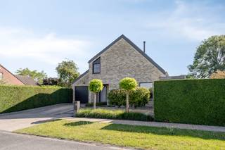 This fully ready-to-move-in home is ideal for those looking for something unique with character and a high-quality finish. With a living area of...