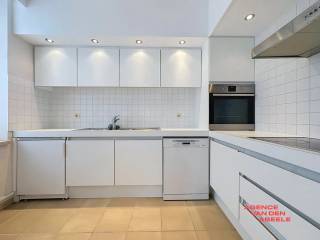 Dit appartement ligt midden in het hart van het centrum van Brugge, op een toplocatie waar u geniet van alles wat de stad te bieden heeft. Winkels, restaurants en culturele bezienswaardigheden zijn op wandelafstand bereikbaar, waardoor u volop kunt genieten van het bruisende stadsleven.<br /><br />Binnen vindt u twee comfortabele slaapkamers, ideaal voor zowel gezinnen als koppels die op zoek zijn naar extra ruimte. De ruime keuken en leefruimte bieden een aangename en praktische indeling, perfect om samen te koken, te ontspannen en gasten te ontvangen.<br /><br />Dankzij de centrale ligging combineert dit appartement het gemak van de stad met een gezellig wooncomfort. Het is de ideale plek voor wie centraal wil wonen zonder in te leveren op ruimte en leefbaarheid.