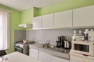 Dit uitstekend gelegen appartement in goede staat bevindt zich op een rustige locatie.<br /><br />Het appartement heeft twee slaapkamers, een woonkamer, een ingerichte keuken en een badkamer met een ligbad.<br />Er is een terras en een privatieve kelderberging aanwezig.<br /><br />Het ligt in een rustige woonwijk en heeft een vlotte verbinding met de autostrades alsook met het openbaar vervoer.<br />Er is op minder dan 5km een treinstation, op minder dan 1km een tramhalte en op minder dan 250m een bushalte aanwezig.<br /><br />Bekijk zeker de plannen en het virtueel grondplan op onze website voor een volledig overzicht.<br /><br />Mis het niet! Neem vandaag nog contact met Jeffrey op volgend nummer: 03 369 23 55<br /> 