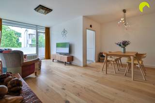 <p><span>Welkom in dit charmante, totaal gerenoveerde appartement gelegen in Hoboken, een ideale plek voor wie op zoek is naar comfort en een gezellige leefomgeving. </span></p><p><span>Bij het binnenkomen betreedt u een ruime en lichtrijke leefruimte met aansluitend de mooie keuken, perfect voor gezellige avonden met vrienden of familie. </span></p><p><span> </span></p><p><span>Dit appartement beschikt over twee comfortabele slaapkamers met grote ramen die zorgen voor voldoende natuurlijk licht. De badkamer is functioneel ingericht en voorzien van een inloopdouche, lavabo en aansluitingen voor wasmachine en droogkast.</span></p><p><span>Een apart toilet maakt het plaatje compleet.</span></p><p><span> </span></p><p><span>Geniet van de buitenlucht op het privébalkon, een perfecte plek voor uw ochtendkoffie of om te ontspannen na een drukke dag. Ondanks dat er geen garage beschikbaar is, biedt de straat voldoende parkeerruimte voor bewoners.</span></p><p><span> </span></p><p><span>Dichtbij alle nodige faciliteiten, zoals winkels, scholen en openbaar vervoer, is dit appartement een unieke kans voor starters of investeerders.</span></p><p><span> </span></p><p><span>Graag som ik voor u nog even de troeven op van dit leuke appartement in Hoboken:</span></p><ul><li><span>Gezellig appartement met 2 slaapkamers en zonnige buitenruimte</span></li><li><span>mooie parketvloer in alle kamers</span></li><li><span>Badkamer met inloopdouche</span></li><li><span>Nieuwe ramen en veiligheidsdeur</span></li><li><span>Openbaar vervoer, winkels en scholen in de nabijheid</span></li></ul><p><span> </span></p><p><span>EPC 169 kWh/m² jaar - label B</span></p><p><span>P-score (perceelscore): A</span></p><p><span>G-score (gebouwscore):</span><span> A</span></p><p><span> </span></p><p><span>Voor een bezoek ter plaatse kan u ons contacteren op het nummer 03 449 42 41 of mail ons via <span>hallo@habicom.be</span></span></p><p><span>Benieuwd naar de waarde van jouw woning? Check het gratis op <span>www.watismijnhuiswaard.be</span></span></p><p><span> </span></p>
