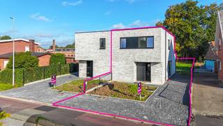 Elke zondag welkom op ons kantoor van 10u-12u voor meer info over de nieuwbouwprojecten! <br /><br />Bij ImmoFusion 7/7 “open huis” : klik op onze 3D-TOUR. Ervaar vastgoed alsof je er zelf doorloopt!<br /><br />In de Halstraat 113-2 te Heusden-Zolder vind je deze recente woning die perfect gelegen is voor wie rust wil combineren met een vlotte bereikbaarheid. Met een perceeloppervlakte van 4,94 are en een tuin die zich méér dan 50 meter diep uitstrekt, biedt deze woning heel wat mogelijkheden voor buitenleven, speelruimte en tuinliefhebbers.<br /><br />De woning bevindt zich in een casco+ staat, de vloer is reeds gelegd en dat je de verdere afwerking nog volledig naar eigen wens kan invullen. Dit geeft je de vrijheid om het interieur helemaal af te stemmen op je eigen stijl en voorkeuren.<br /><br />De ruime leefruimte baadt in natuurlijk licht en staat in verbinding met een keukenruimte die klaar is om uitgerust te worden. Aansluitingen voor onder andere een inductiekookplaat, pompbak en microgolfoven zijn voorzien. Via het schuifraam kom je terecht op het aangename terras van 27 vierkante meter – een fijne plek om te ontspannen of te genieten van een maaltijd in open lucht.<br /><br />Op de verdieping zijn er drie comfortabele slaapkamers en ruimte voor een badkamer. De hele woning is uitgerust met een ventilatiesysteem D, wat zorgt voor een constante en gezonde luchtcirculatie. Daarnaast werd op het gelijkvloers vloerverwarming geplaatst, wat het wooncomfort merkbaar verhoogt.<br /><br />Verwarming gebeurt via een duurzame warmtepomp, wat bijdraagt aan een energiezuinige en toekomstgerichte woonoplossing. Voor wie extra parkeergelegenheid wenst, is er een vergunning voorzien voor het plaatsen van een carport.<br /><br />________________________________________<br /><br />Pluspunten:<br />- Nieuwbouwwoning in casco+ afwerking (vloer voorzien)<br />- 3 slaapkamers<br />- Veel lichtinval in leefruimte<br />- Aansluitingen voor keuken met inductievuur, pompbak en microgolfoven<br />- Vloerverwarming op het gelijkvloers<br />- Energiezuinige warmtepomp<br />- Ventilatiesysteem D<br />- Terras van 27 m²<br />- Diepe tuin op een perceel van 4,94 are<br />- Vergund voor carport<br />- Rustige ligging met vlotte bereikbaarheid<br />- Grond aan 12% RR / constructie aan 21% btw<br />________________________________________<br /><br />Voor een bezichtiging of meer informatie, bel ons op 078/78.78.70 of spring gerust eens binnen in ons kantoor – je bent altijd welkom!