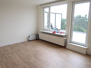 Zeer centraal gelegen en recent gerenoveerd 1 slaapkamer appartement van ca. 60 m² op de 4de en bovenste verdieping met een ruim terras van ca. 30 m².<br />Bereikbaar via lift of trap gelegen op de 4de verdieping treft u dit recent en volledig gerenoveerd appartement aan. Bestaande uit een zonnige leefruimte met toegang naar het Zuid georiënteerde terras van ca. 30m², een keuken met kookplaat/dampkap/koelkast/oven. Verder treft u een apart toilet en een badkamer met inloopdouche en lavabomeubel.<br />Beschikbaar per 01/01/2027! Provisie gemeenschappelijke kosten 100.-€/maand(incl waterverbruik, voorschot verwarmingsverbruik).