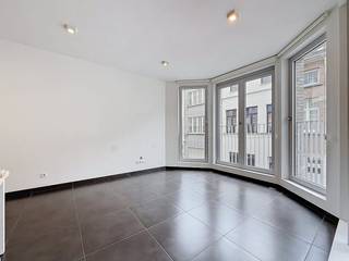 Instapklaar recent appartement te huur in Antwerpen-Noord nabij Park Spoor Noord.Eerste verdieping te bereiken met lift:- woonkamer op keramische tegel met open ingerichte keuken. Keuken is volledig uitgerust met vaatwasser, ijskast en diepvries, inductie kookplaat, dampkap, combinatie microgolf/oven en een tafel. De woonkamer geeft uit op het terras- nachthal- technische ruimte (aansluiting voor wasmachine en droogkast), en extra berging- apart toilet- slaapkamer (ca. 9 m²) met ingemaakte kast- extra bureauruimte of dressing met ingemaakte kast- badkamer met enkele lavabo, spiegelkast, handdoekdroger en inloopdoucheTroeven:- recent, instapklaar appartement- gemeenschappelijke fietsenberging- EPC A - centrale locatie nabij Park Spoor Noord- per direct beschikbaarMaandelijkse provisie: 90 euro/maandBent u geïnteresseerd in dit appartement te huur te Antwerpen? Aarzel dan niet om contact met ons op te nemen. Wenst u uw eigendom ook te koop of te huur te stellen? We helpen u graag verder. Steeds tot uw dienst om u verder te helpen met al uw vragen over vastgoed.