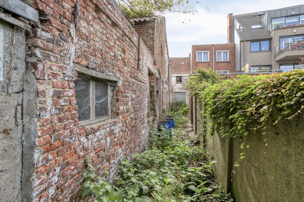 Te renoveren huis pal in het centrum van Meulebeke! - foto 4