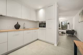 <p>Ontdek deze recent opgeleverde ecologische nieuwbouwwoning op een rustige locatie in Kortrijk. <br /><br />Indeling: op de gelijkvloers vinden we een opbergruimte / fietsenstalling, een badkamer en een slaapkamer en een gezellig stadstuintje op de eerste verdieping bevind er zich een ruimte leefruimte met een volledig geinstalleerde keuken, op de tweede verdieping, bevind er zich een kamer een polyvalente ruimte en een zuidgericht zonovergoten dakterras<br /><br />Troeven: uiterst zuinig verbruik dankzij de vloerverwarming in alle ruimtes, de warmtepomp en de zonnepanelen, zuidgericht privé dakterras zonder inkijk, volledig instapklaar, centrale en rustige ligging in Kortrijk en kan bovendien worden aangekocht met 6% btw-tarief (ipv 21%)<br /><br />Deze woning is ideaal voor wie op zoek is naar een duurzame, onderhoudsvriendelijke en toekomstgerichte woonoplossing op een strategische locatie.<br /><br />Interesse? Meer informatie via feline@immobeguin.be</p>