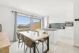 Deze instapklare rijwoning werd recent gerenoveerd en combineert hedendaags wooncomfort met een uitstekende energiezuinigheid. Op het gelijkvloers geniet u van een lichtrijke leefruimte met open, volledig uitgeruste keuken en een praktische wasberging. De bovenverdiepingen bieden drie slaapkamers en twee verzorgde badkamers, ideaal voor gezinnen of wie graag extra ruimte heeft. Dankzij de vloerverwarming op het gelijkvloers, de conforme elektriciteit, het ventilatiesysteem en de gunstige EPC-score bent u verzekerd van een comfortabele en zorgeloze woonervaring. Bovendien wordt de woning volledig gemeubeld verkocht, zodat u onmiddellijk kunt intrekken of verhuren.<br />EPC: 118 kWh/m² - UC: 3771551 ~ Vg, Wg, Gvkr, Gvv, Gmo ~ Ref. MI24381