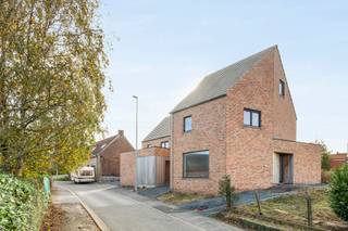 Deze halfopen nieuwbouwwoning met 3 slaapkamers, 2 ruime bergingen en een zonnige tuin zijn gelegen in Houthulst.De indeling van deze woning is als...