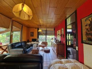 We vinden deze te renoveren, gelijkvloerse woning terug in de Kruisboogstraat. Ze bevindt zich op een ruim perceel van 10 are en biedt een...