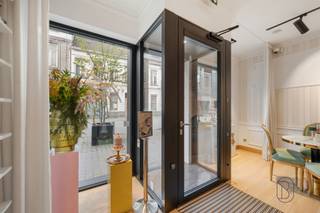 <p><span><strong>Te koop</strong></span>: instapklaar handelspand op toplocatie in Deinze</p><p>Ontdek dit uitstekend gelegen handelspand van 84 m² in de levendige Tolpoortstraat. Dankzij de centrale ligging geniet dit pand van een hoge visibiliteit en een vlotte bereikbaarheid, ideaal voor wie op zoek is naar een commerciële ruimte met sterke passage.</p><p>Wat maakt dit pand uniek:<br />Dit handelspand onderscheidt zich in de eerste plaats door zijn <strong>uitstekende ligging in de Tolpoortstraat</strong>, één van de meest commerciële en zichtbare straten van Deinze. Daarnaast is het pand <strong>volledig instapklaar en in uitstekende staat. </strong>Een ander belangrijk pluspunt is het <strong>energiezuinige EPC-label A</strong>.</p><p>Te koop via Immo Beguin, jouw vastgoedexpert sinds 2009, met kantoren in <strong>Ronse, Waregem, Kortrijk, Deinze, Doornik en Lessines</strong>.<br />Meer info of bezoek via marijn@immobeguin.be</p>